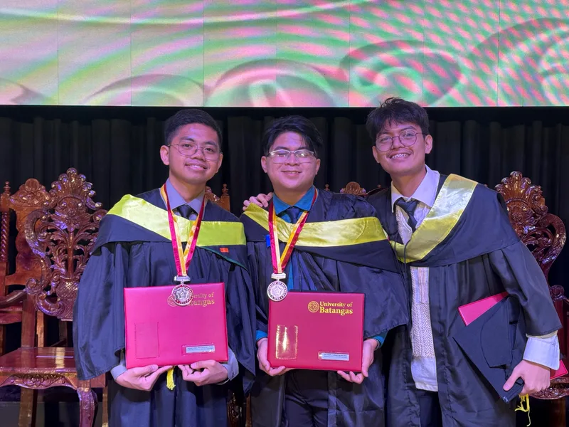 A shared graduation moment — Auxiliare capstone project